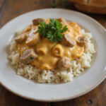 Servierfertiges, leckeres Hähnchen Geschnetzeltes mit Reis und Petersilie für ein schnelles Mittagessen.