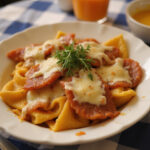 Servierfertige Schupfnudeln mit Käse und Schinken, ein traditionelles deutsches Gericht.