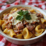 Servierfertige Schupfnudeln mit Käse und Schinken, ein perfektes Gericht der deutschen Küche.